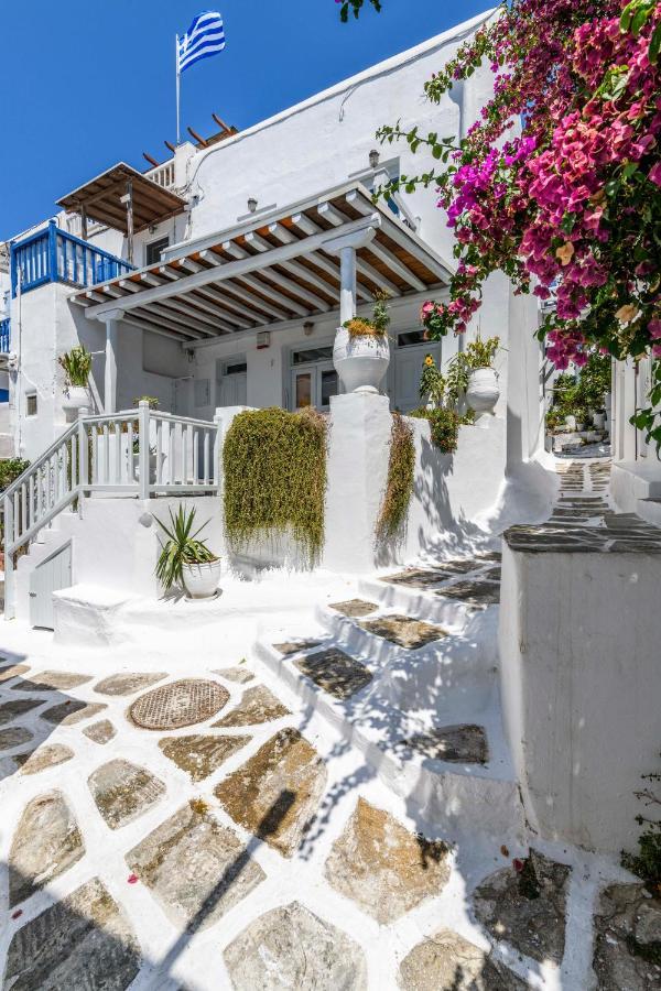 Floral With Marvelous View To Villa